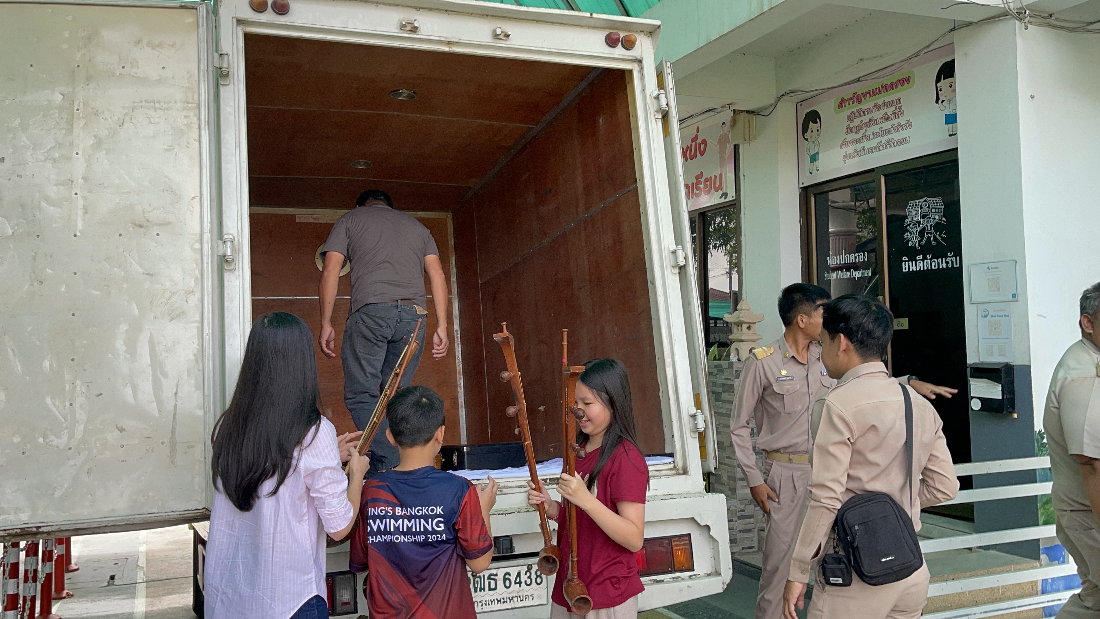 การขนย้ายเครื่องดนตรีไทยจากโรงเรียนเข้าสู่กระบวนการซ่อม